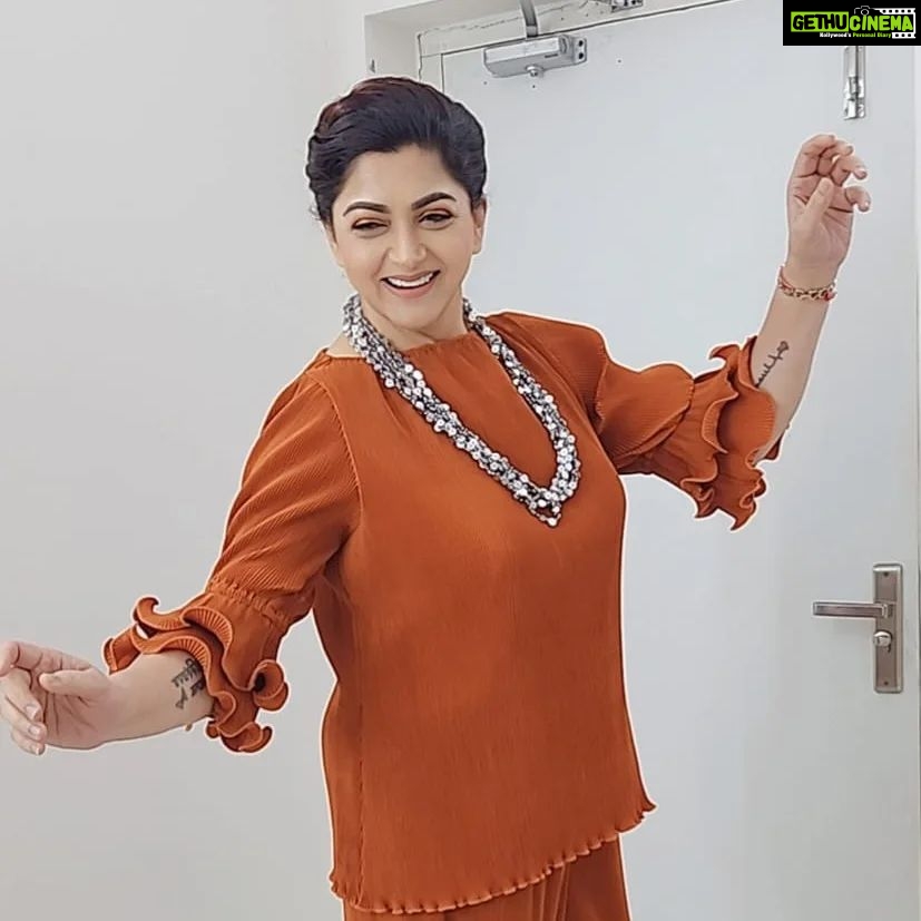 Kushboo Instagram - Dance to your hearts content.. and keep smiling at the transformation. ❤️❤️❤️❤️