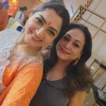 Kushboo Instagram - Life's biggest joy is to be with friends.. ❤️❤️❤️ #80sReunion2022