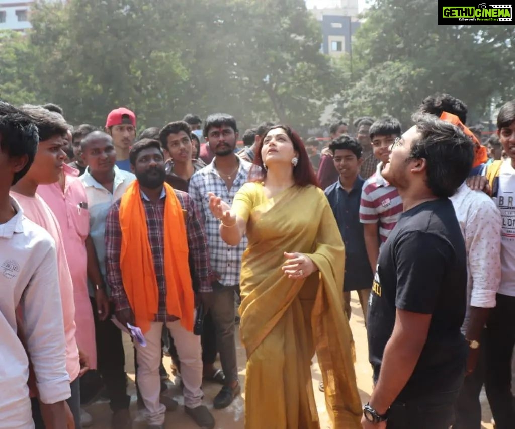 Kushboo Instagram - Cricket is not just a sport but a religion in our country. Being a major cricket buff myself also means you know a thing or two about the game n simply not just watch n give gyaan. So I toss and also get to bat. #Hyderabad #GKRCricketTournament @gkishanreddyofficial