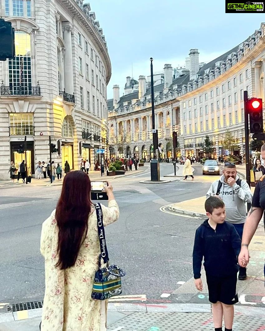 Kushboo Instagram - The photographer and the photograph. 🤗💕🤩 #londonvibes #indianwear #anywhere #everywehere 💞🤗🥰