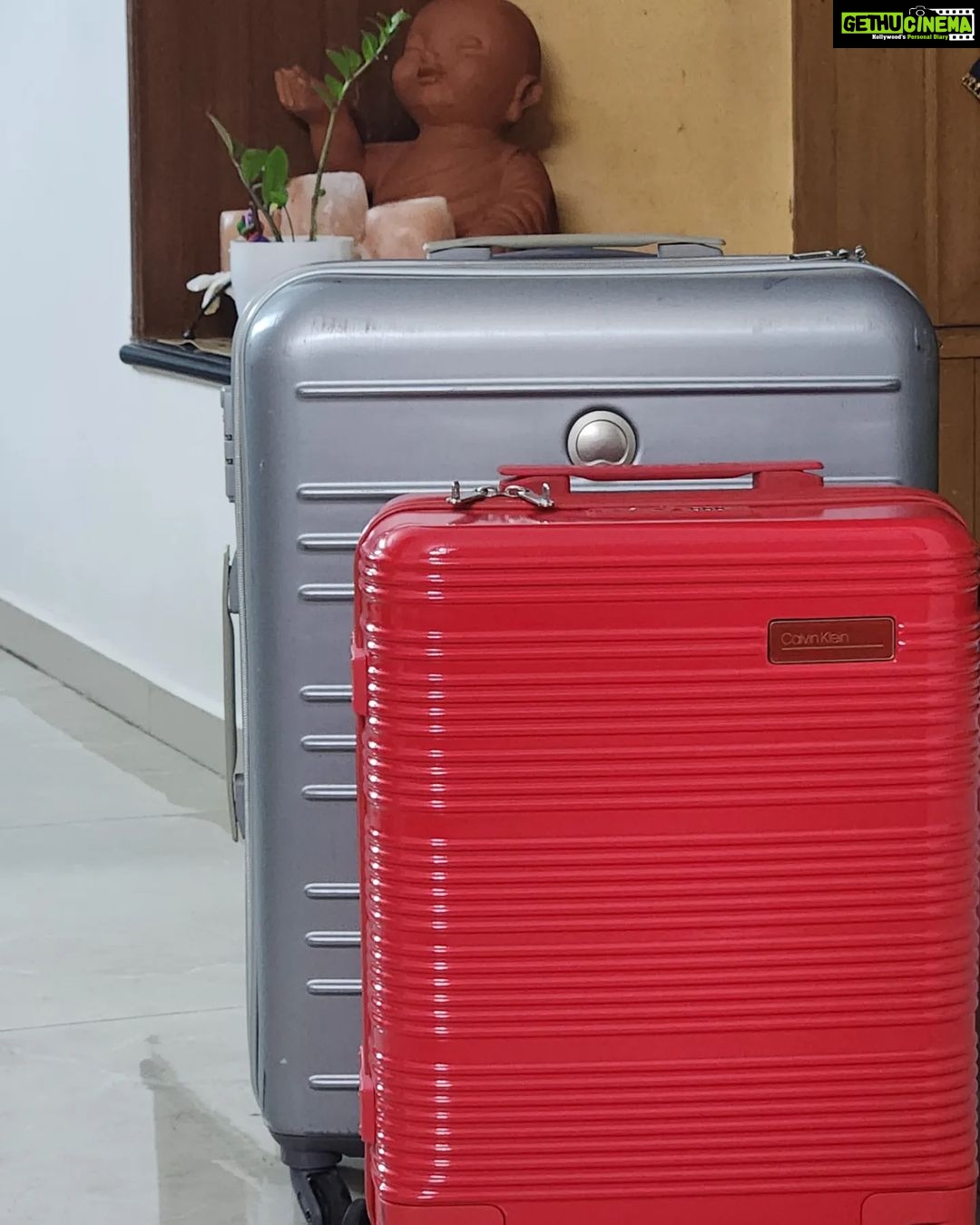 Kushboo Instagram - When a freak accident lands you up in pain & braces, disrupting your daily routine, what does one do?? Not sure about others, my journey has to continue. Stop not, till you achieve! ❤️ #coimbatore to #NewDelhi to #Hyderabad to #Dubai #kneeinjury #ligamenttear #painkillers