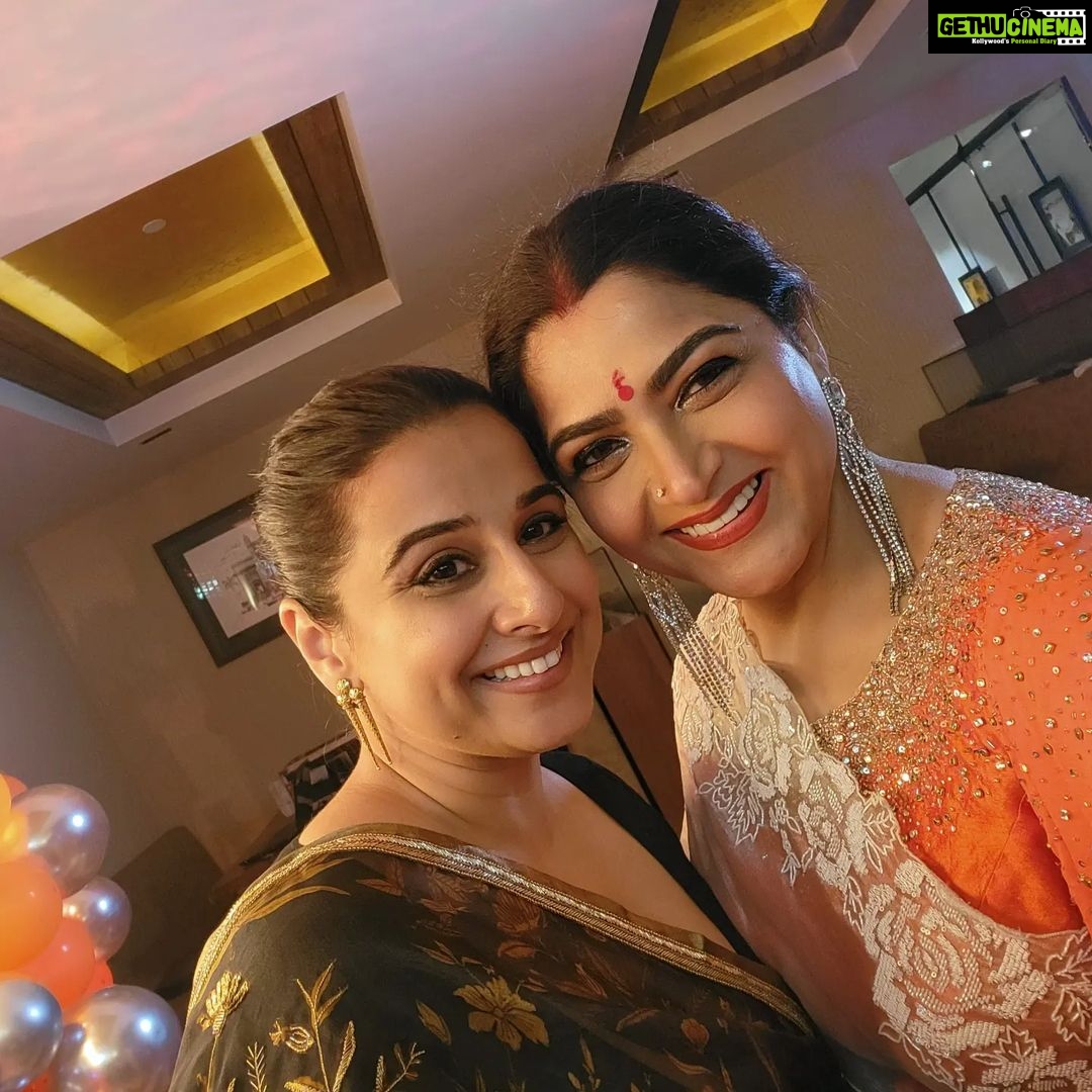 Kushboo Instagram - Life's biggest joy is to be with friends.. ❤️❤️❤️ #80sReunion2022