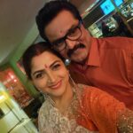 Kushboo Instagram - Life's biggest joy is to be with friends.. ❤️❤️❤️ #80sReunion2022