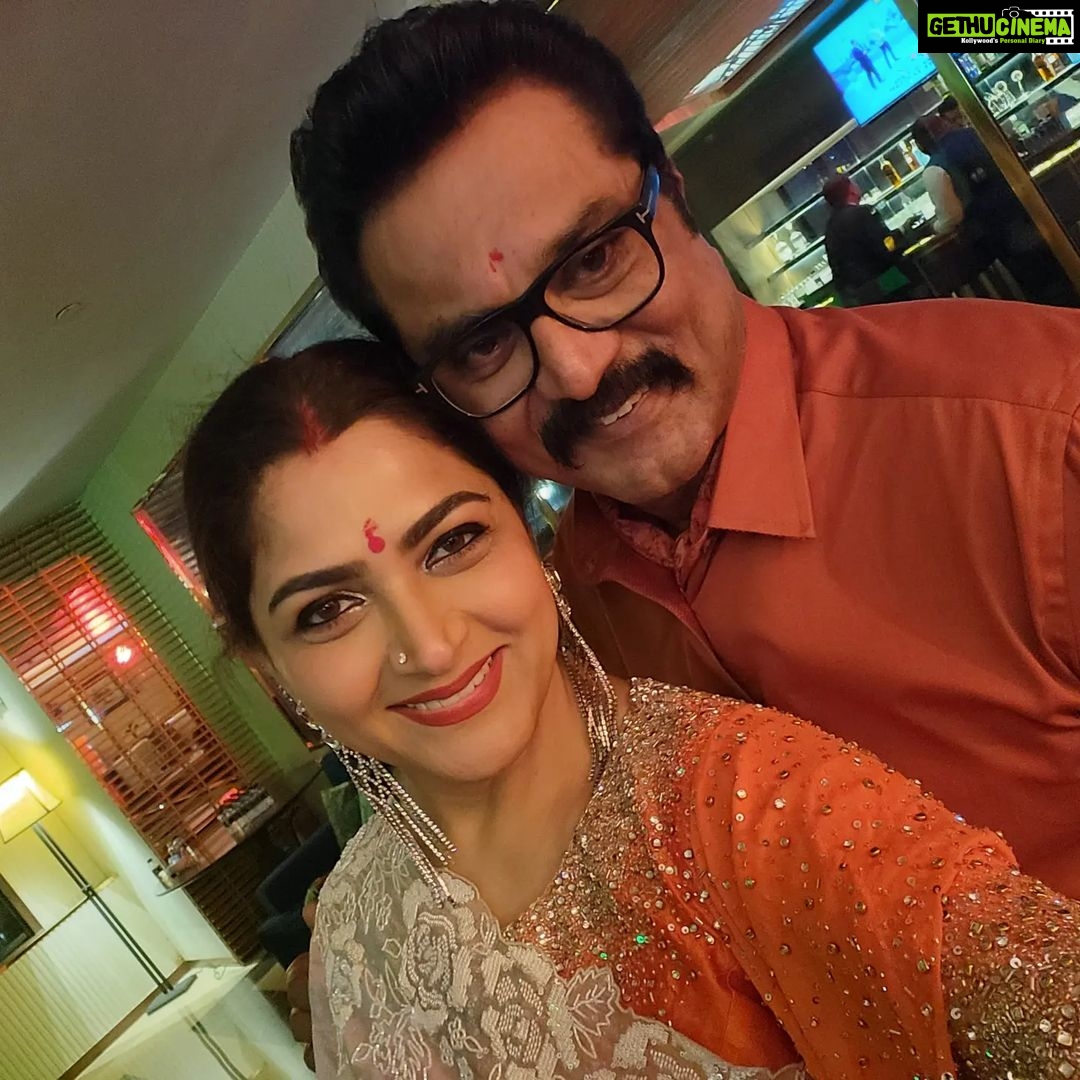 Kushboo Instagram - Life's biggest joy is to be with friends.. ❤️❤️❤️ #80sReunion2022