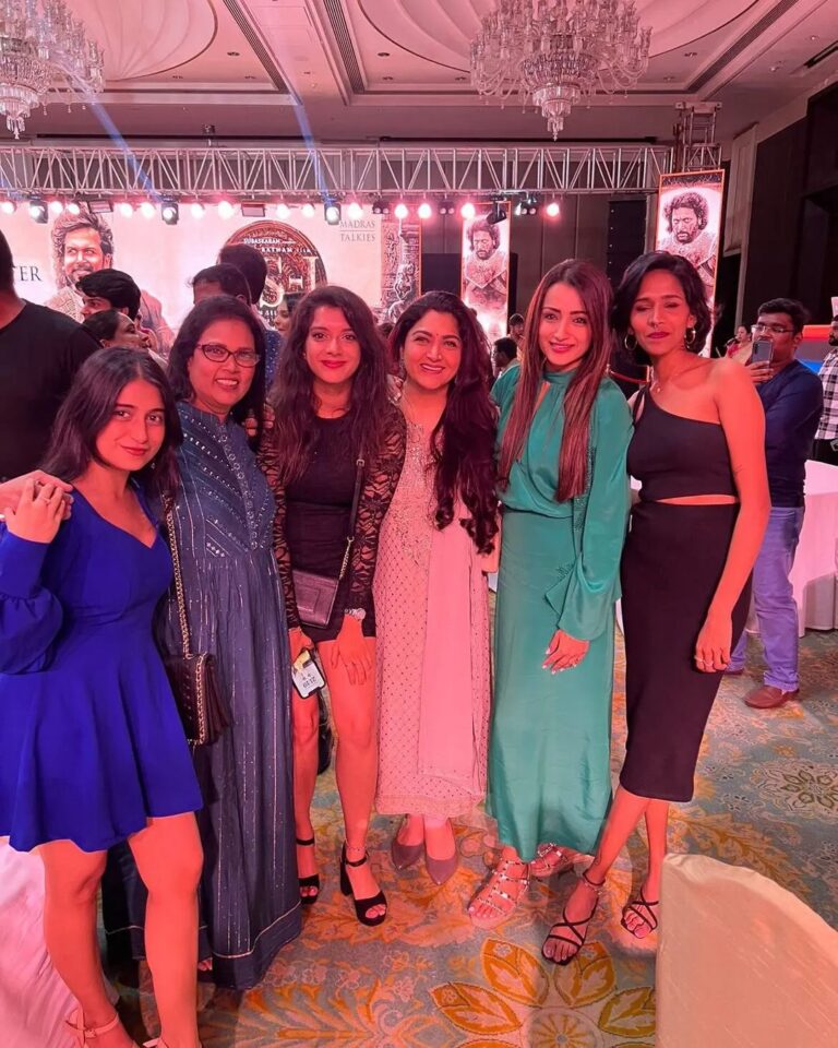 Kushboo Instagram - All about last eve.. about celebration, love, fun and memories! #PS1 ❤️❤️❤️❤️❤️ @suhasinihasan @trishakrishnan @brinda_gopal @aarti.ravi @bachchan @aishwaryaraibachchan_arb