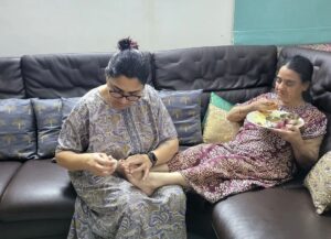 Kushboo Instagram - Nothing heals better than mother's love. They say there is heaven beneath every mother's feet. So true. 
A happy me as I cut my Ammi's toe nails and she enjoys her lunch cooked by me.
Maa ke pairon mein jannat  hai. ❤️❤️❤️