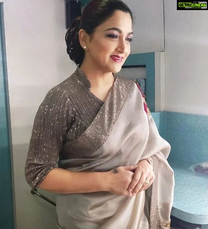 Kushboo Instagram - Celebrate life everyday, every moment with a smile. Kal ho na ho! ♥️♥️👍
