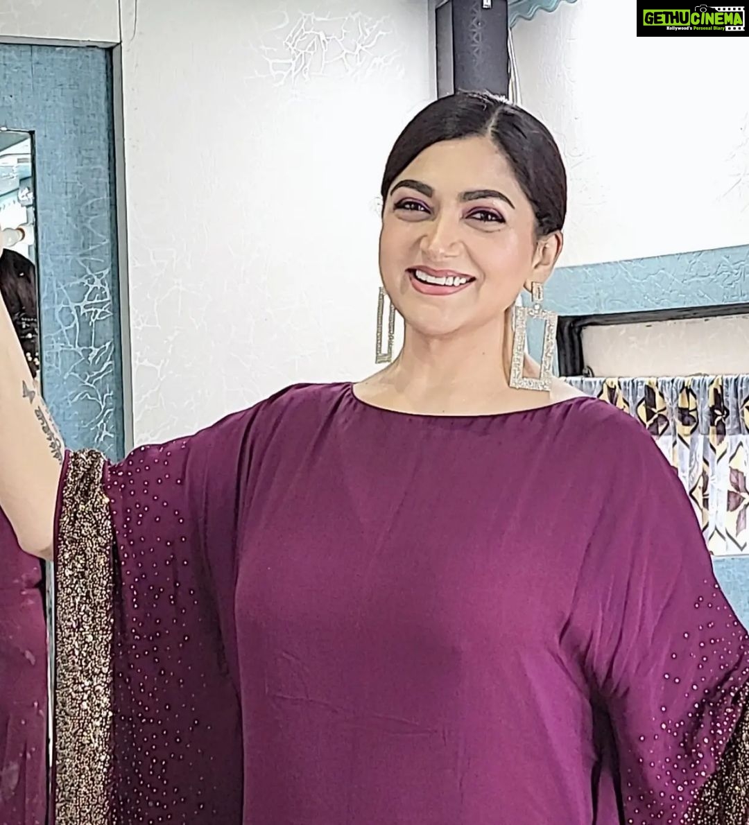 Kushboo Instagram - Celebrate life everyday, every moment with a smile. Kal ho na ho! ♥️♥️👍