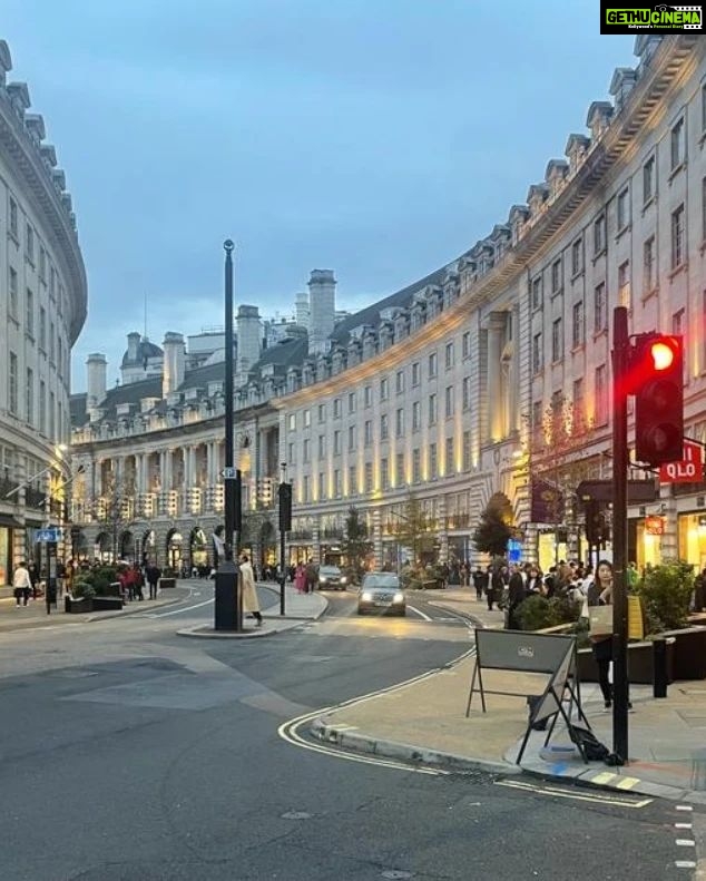 Kushboo Instagram - The photographer and the photograph. 🤗💕🤩 #londonvibes #indianwear #anywhere #everywehere 💞🤗🥰