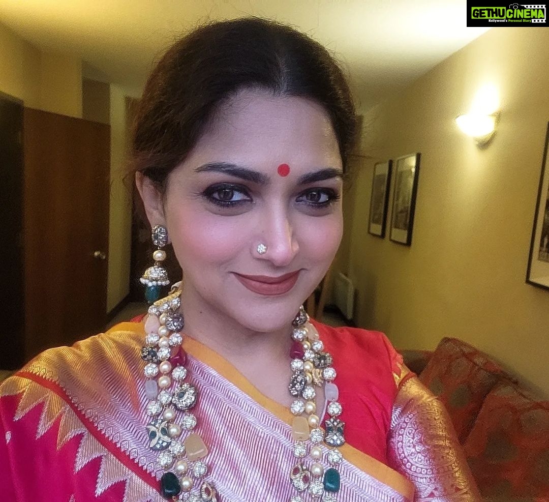 Kushboo Instagram - What can be a better way to showcase our culture in foreign land but in our traditional attire??❤️❤️❤️ My fav #saree #sareelover #culture #indiangirl #unitedkingdom