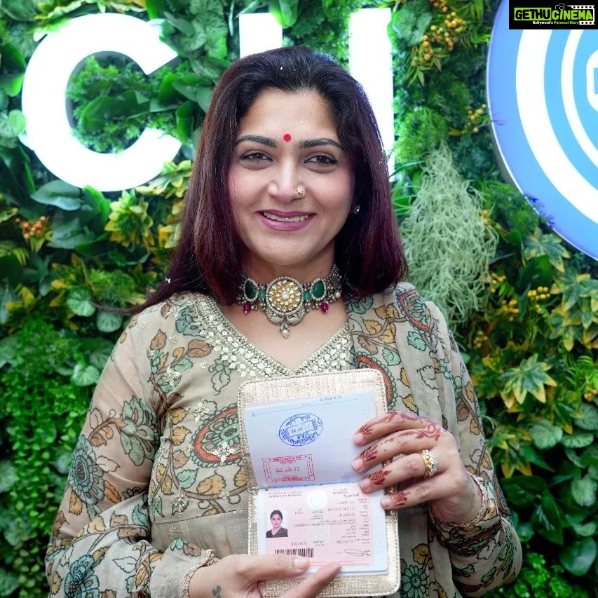 Kushboo Instagram - And here i come with my Golden gift feom #UAEGovt . Sorry for picking it up after a long time. Humbled and thankyou. ππ And a big thanks to @ech_digital_ and @iqbal_macroni for initiating and making this happen. Thanks to everyone at ECH, Dubai ππππ€ #GoldenGirl