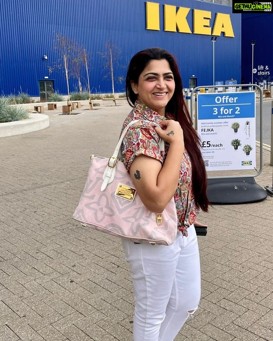 Kushboo Instagram - Helllllooooo from IKEA, London. ❤️