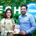 Kushboo Instagram - And here i come with my Golden gift feom #UAEGovt . Sorry for picking it up after a long time. Humbled and thankyou. 🙏🙏 And a big thanks to @ech_digital_ and @iqbal_macroni for initiating and making this happen. Thanks to everyone at ECH, Dubai 🙏🙏🙏🤗 #GoldenGirl