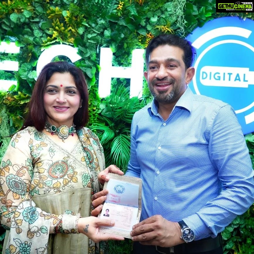 Kushboo Instagram - And here i come with my Golden gift feom #UAEGovt . Sorry for picking it up after a long time. Humbled and thankyou. 🙏🙏 And a big thanks to @ech_digital_ and @iqbal_macroni for initiating and making this happen. Thanks to everyone at ECH, Dubai 🙏🙏🙏🤗 #GoldenGirl