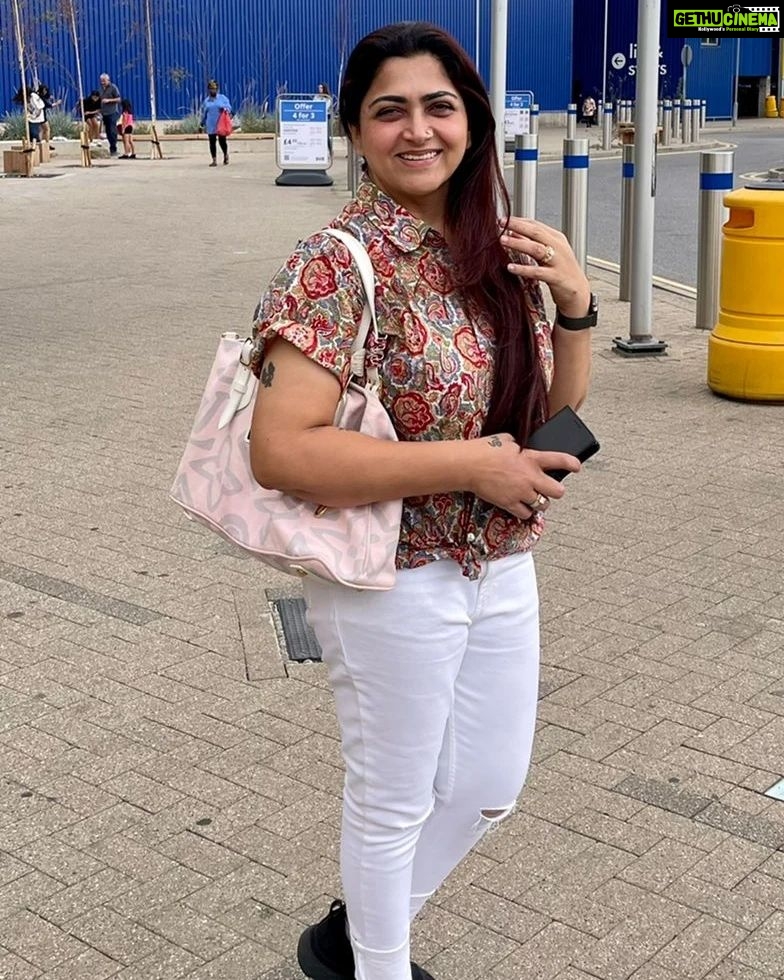 Kushboo Instagram - Helllllooooo from IKEA, London. ❤️
