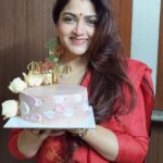 Kushboo Instagram - What a kind gesture @happilyhomemade._ ! Such a sweet way to celebrate 1 million of you with this delicious and soft cake ❤️ do reach out to @happilyhomemade._ if you want a tasty, custom cake like this one. Thank you Anjali, all the very best!