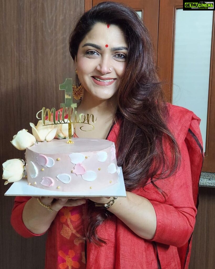 Kushboo Instagram - What a kind gesture @happilyhomemade._ ! Such a sweet way to celebrate 1 million of you with this delicious and soft cake ❤️ do reach out to @happilyhomemade._ if you want a tasty, custom cake like this one. Thank you Anjali, all the very best!