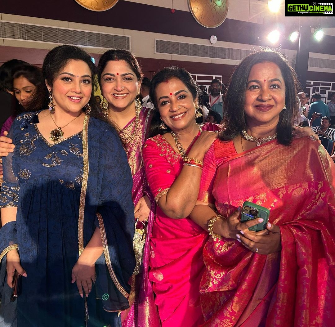 Kushboo Instagram - Women power!! With friends !! ❤️❤️❤️❤️ #Traveldiaries #dubai