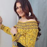 Kushboo Instagram - Life always gives reasons to make your life colorful. Give me your choice.. mauve or yellow?? 💜💛💜💛
