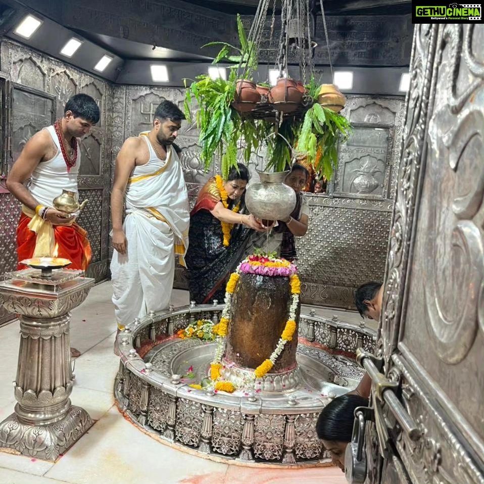 Kushboo Instagram - Feel so blessed to pray at #MahakaleshwarTemple in Ujjain and take the blessings of Lord Shiva. 🙏🙏🙏🙏 #harharmahadev #prayers #blessed #temple