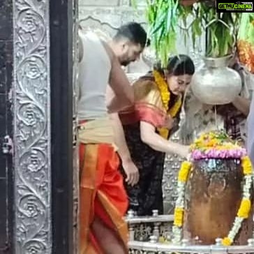 Kushboo Instagram - Feel so blessed to pray at #MahakaleshwarTemple in Ujjain and take the blessings of Lord Shiva. 🙏🙏🙏🙏 #harharmahadev #prayers #blessed #temple