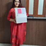 Kushboo Instagram - What a kind gesture @happilyhomemade._ ! Such a sweet way to celebrate 1 million of you with this delicious and soft cake ❤️ do reach out to @happilyhomemade._ if you want a tasty, custom cake like this one. Thank you Anjali, all the very best!