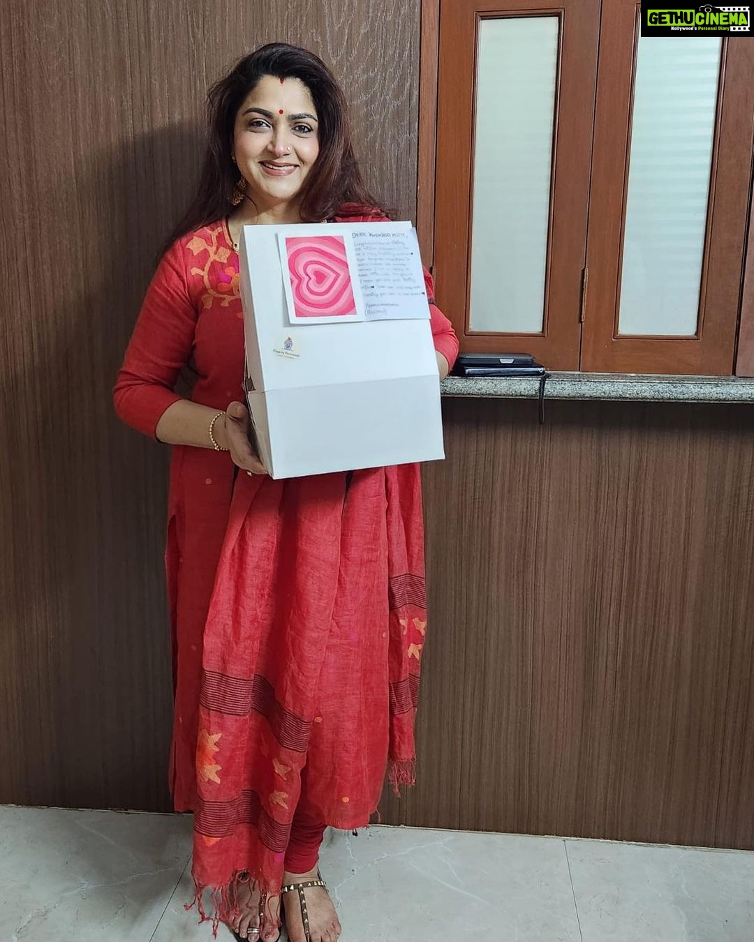 Kushboo Instagram - What a kind gesture @happilyhomemade._ ! Such a sweet way to celebrate 1 million of you with this delicious and soft cake ❤️ do reach out to @happilyhomemade._ if you want a tasty, custom cake like this one. Thank you Anjali, all the very best!