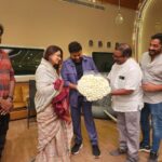 Kushboo Instagram - When you are surprised with so much of love, respect and appreciation, you are at loss for words. I was visiting you and you do this. Thank you Shri @chiranjeevikonidela gaaru and the team for this honour. No wonder you are so loved and extremely special to me. ❤️❤️❤️🙏🙏🙏