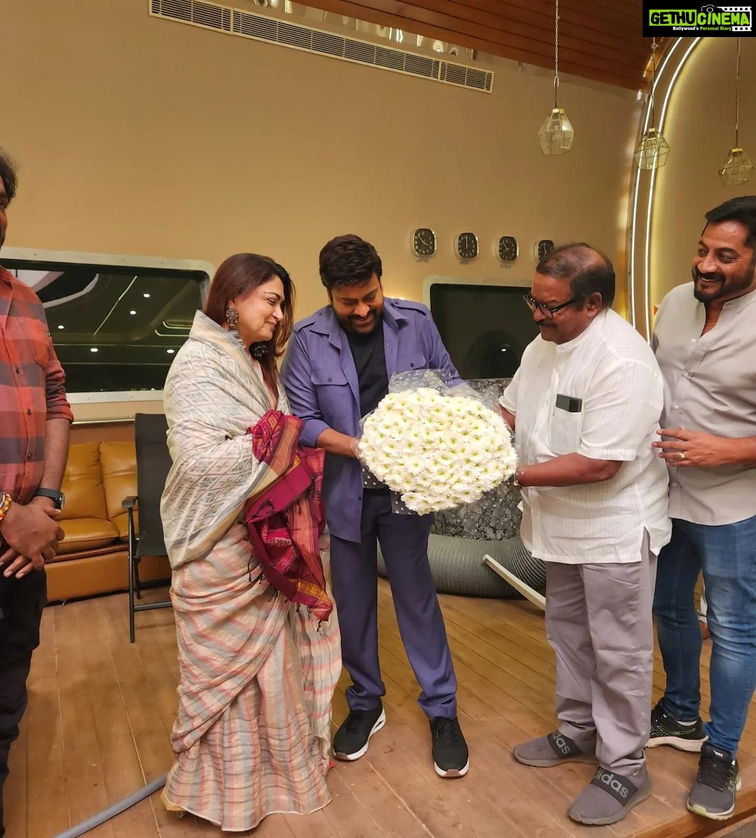 Kushboo Instagram - When you are surprised with so much of love, respect and appreciation, you are at loss for words. I was visiting you and you do this. Thank you Shri @chiranjeevikonidela gaaru and the team for this honour. No wonder you are so loved and extremely special to me. ❤️❤️❤️🙏🙏🙏