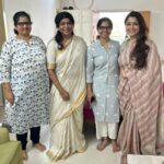 Kushboo Instagram - Met the prides of Indian cinema, SS. Rajamouli gaaru and the Oscar winner MM.Keeravani gaaru, at their residence in Hyderabad. And their beautiful gracious spouses who treated us with healthy sumptuous breakfast. Success does not effect those who are very sure of themselves. These wonderful people prove that. ❤️❤️❤️