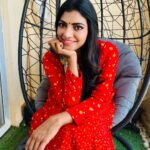 Lahari Shari Instagram - I’m happy because I enjoy every bit of my simple life.❤️ #happysunday #smilealways #positiveenergy #happyday #loveeveryday #lifeisgood #haveaniceday Designer and Stylist : @adamohyd Hyderabad