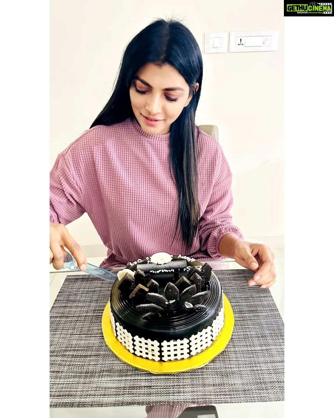 Lahari Shari Instagram - On this special day, may you be surrounded by all the people who love you and make your life happy. Have a wonderful Women’s Day...❤️ #happywomensday #happylife #love #lifeisgreat #staystrong #confident #celeberateeveryday Hyderabad