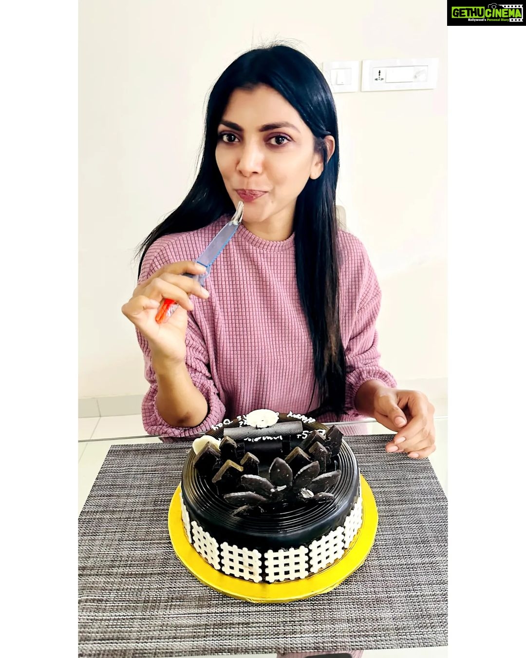 Lahari Shari Instagram - On this special day, may you be surrounded by all the people who love you and make your life happy. Have a wonderful Women’s Day...❤️ #happywomensday #happylife #love #lifeisgreat #staystrong #confident #celeberateeveryday Hyderabad
