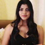 Lahari Shari Instagram - Nenu oka *prefect AMAZING new news for this new year* techanu - Adhentante The all new Santoor. Meru vadara? *extra moisturisers and a wonderful fragrance* unnay dintlo. Naku chaaala nachindi ❣️ Inkenduku alasyam? Ipude velli koneyandi #ad #santoor #santoorstayyoung #santoorskincare #santoorsoap #santoorclassic #moisturization #fragrance Designer and Stylist : @adamohyd Hyderabad