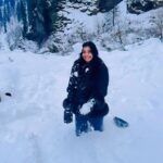 Lahari Shari Instagram - Snow much fun ! 🖤❄️🏔 #snowallover #reelitfeelit #playingwithsnow #trending #reels #reelinstagram #nofilter Manali, Himachal Pradesh