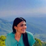 Lahari Shari Instagram - In a sunshine state of mind 😇 #sunshine #happyday #trendingreels #reels #reelsinstagram #reelitfeelit Hyderabad