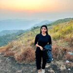 Lahari Shari Instagram - I will always be that girl who gets excited when the sky turns pretty colors..🖤 #goodmorning #happyday #positiveenergy #lifeisgreat #lovenature #beautifulday Hyderabad