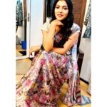 Lahari Shari Instagram – Eyes sparkle as the soul sings.😇

#happysunday #lovemyself #positiveenergy #lifeisgreat #shootdiaries #actress Hyderabad