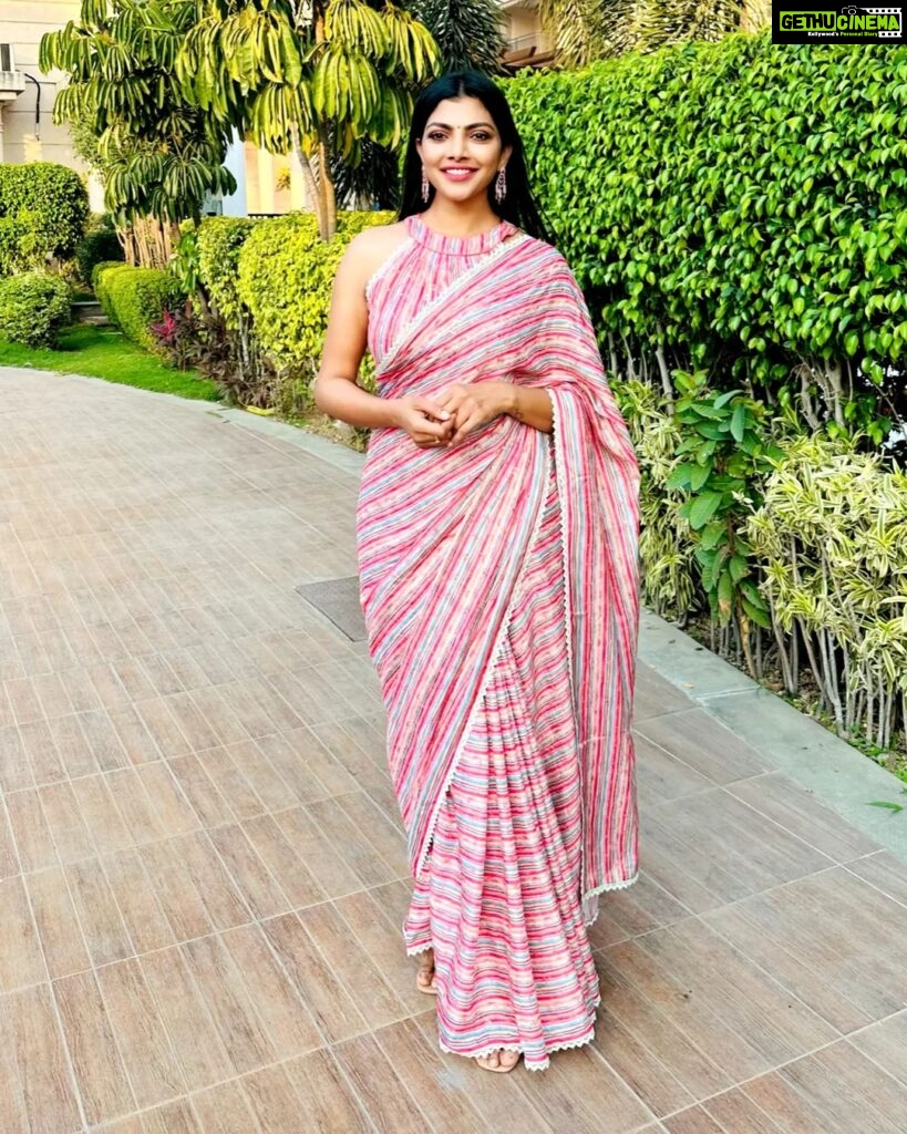 Lahari Shari Instagram - I’m walking on sunshine.😇 Designer and Stylist : @adamohyd #thursdayvibes #sunshine #happymood #lovemyself #smilingalways #lifeisgreat #beautifullife #actress Hyderabad
