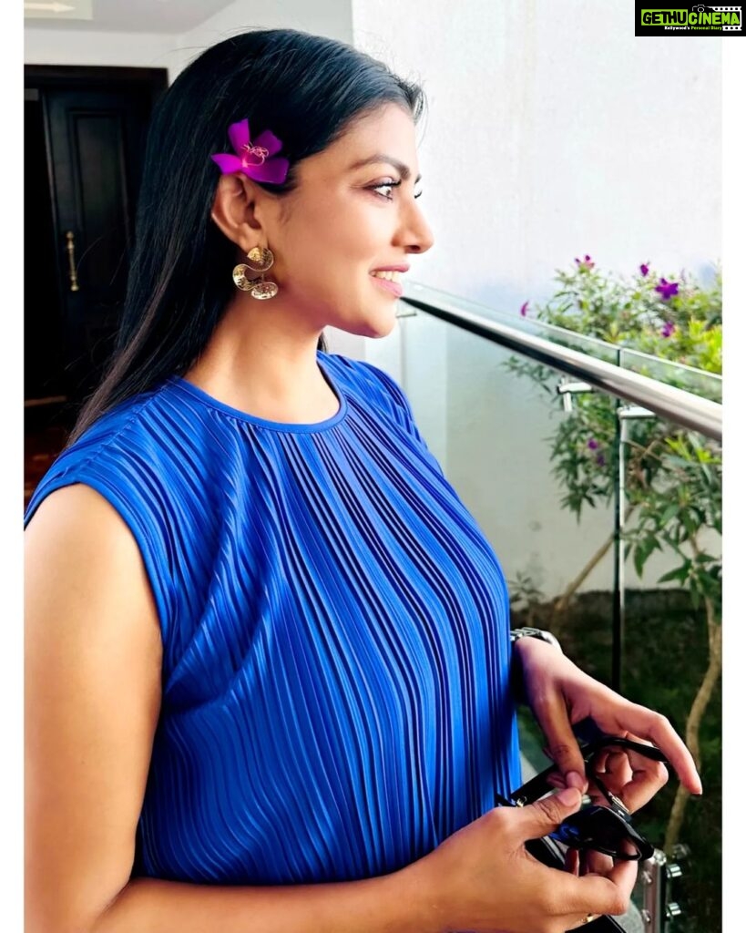 Lahari Shari Instagram - Live life in full bloom 💙 #happylife #smiling #loveit #lifeisbeautiful #positive #happysoul #actress Kerala - Kochi