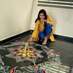 Lahari Shari Instagram - మకర సంక్రాంతి శుభాకాంక్షలు! ఈ సంవత్సరం మకర సంక్రాంతి మీ జీవితంలో మంచి సమయాలకు నాంది పలకాలని ఆశిస్తున్నాను.💛 Designer and Stylist : @adamohyd #happysankranti #happybhogi #happylohri #festivevibes #happyday #lovely #lifeisgreat Hyderabad