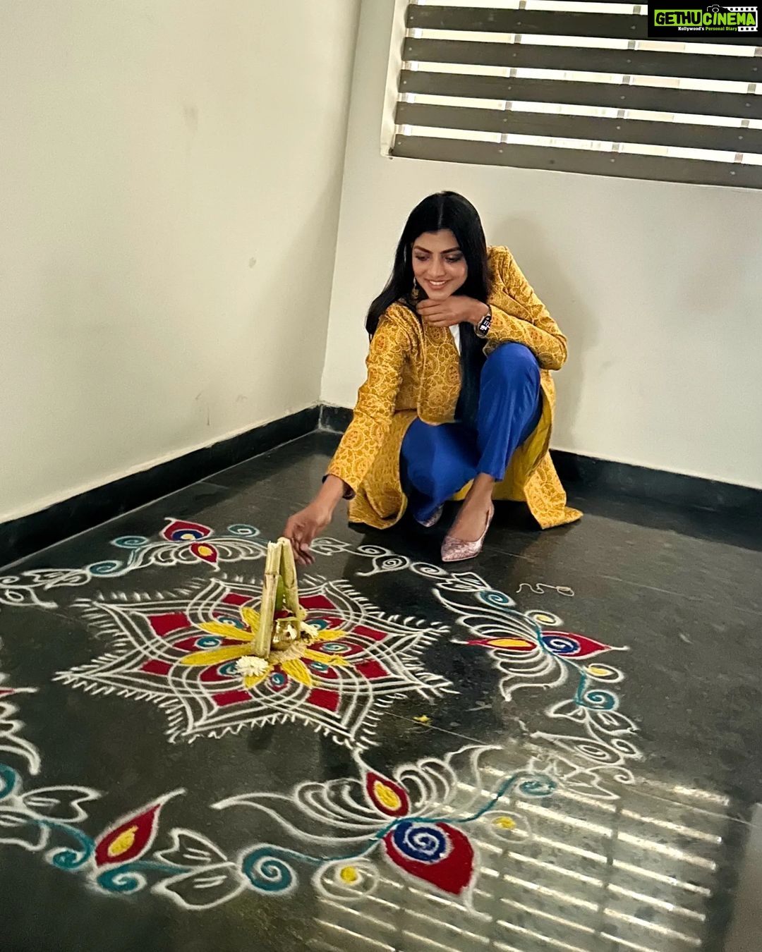 Lahari Shari Instagram - మకర సంక్రాంతి శుభాకాంక్షలు! ఈ సంవత్సరం మకర సంక్రాంతి మీ జీవితంలో మంచి సమయాలకు నాంది పలకాలని ఆశిస్తున్నాను.💛 Designer and Stylist : @adamohyd #happysankranti #happybhogi #happylohri #festivevibes #happyday #lovely #lifeisgreat Hyderabad