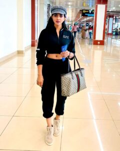 Lahari Shari Instagram - మీకు, మీ కుటుంబ సభ్యులకు సంతోషకరమైన, సంపన్నమైన భోగి శుభాకాంక్షలు!
ఈ భోగి మీకు ఆనందం, మంచి ఆరోగ్యం, సమృద్ధిని కలిగిస్తుందని కోరుకుంటున్నాను.

Pongal marks joy and cheer and brings along everything that’s best.
May the festival of harvest season be one that brings along with it all that’s best and everything you deserve. Have a memorable Pongal...

Happy Pongal ❤️

#happypongal #happybhogi
#festivevibes #makarsankranti #happybhogalibihu #happylohri
