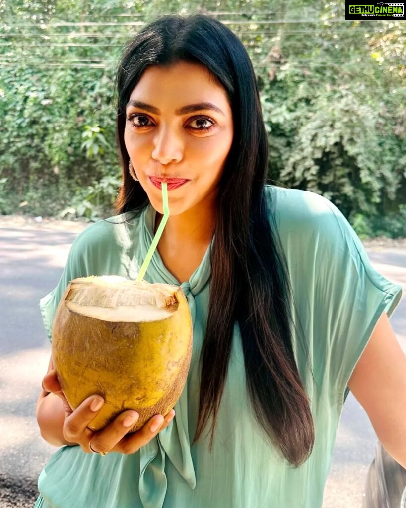 Lahari Shari Instagram - I’m like a coconut. I’m tough to crack, but super sweet on the inside.🥥🌴 #coconutwater #goodvibes #keralaspecial #happymood #traveling #shootdiaries Kerala - Kochi