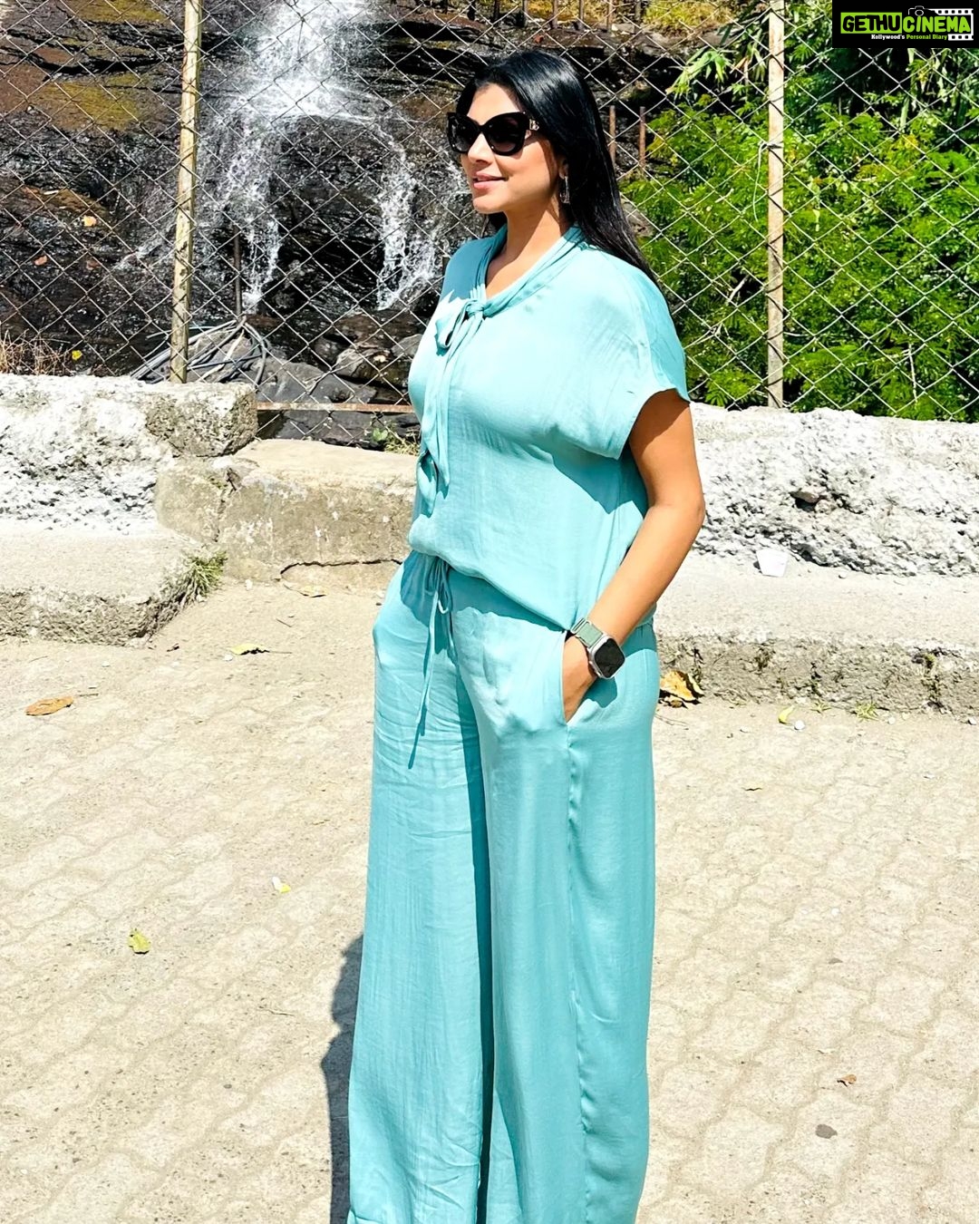 Lahari Shari Instagram - I’ve never mist a chance to see a waterfall ❄️❄️ #Kanuma, the festival of cattle. The 3rd day of the Sankranti. 🌾 Wish you Happy kanuma to you all ❤️ #happykanuma #waterfall #mondayvibes #mountains #loveit #festivalmood Kerala - Kochi