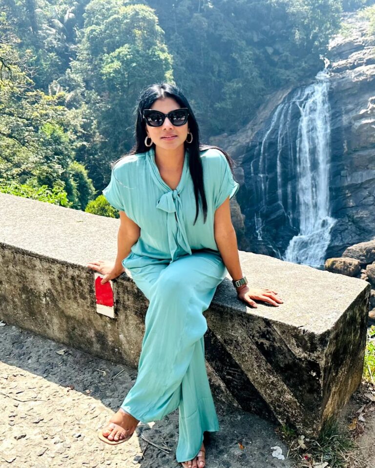 Lahari Shari Instagram - I’ve never mist a chance to see a waterfall ❄️❄️ #Kanuma, the festival of cattle. The 3rd day of the Sankranti. 🌾 Wish you Happy kanuma to you all ❤️ #happykanuma #waterfall #mondayvibes #mountains #loveit #festivalmood Kerala - Kochi