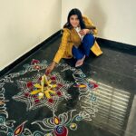 Lahari Shari Instagram - మకర సంక్రాంతి శుభాకాంక్షలు! ఈ సంవత్సరం మకర సంక్రాంతి మీ జీవితంలో మంచి సమయాలకు నాంది పలకాలని ఆశిస్తున్నాను.💛 Designer and Stylist : @adamohyd #happysankranti #happybhogi #happylohri #festivevibes #happyday #lovely #lifeisgreat Hyderabad