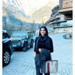 Lahari Shari Instagram - I am just a mountain girl at heart.🏔🖤 #mountains #travel #vacation #positiveenergy #lifeisamazing #lovesnow #lovemountains #lovenature Manali, Himachal Pradesh