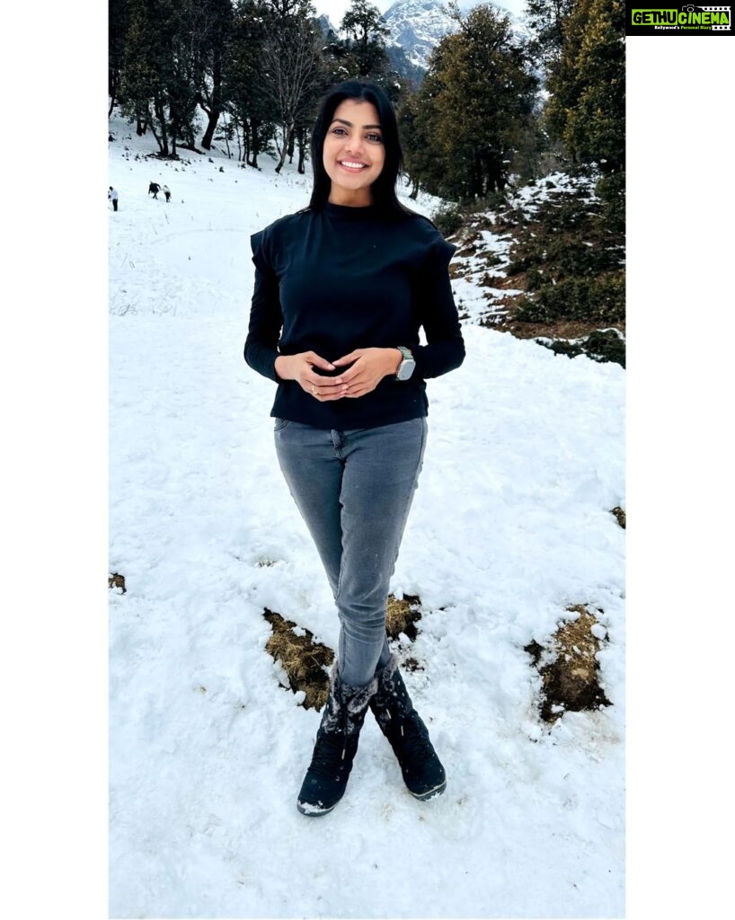 Lahari Shari Instagram - It's colder than my soul outside.❄️🖤 #manali #snowy #coldweather #happysoul #lovenature #lifeisgreat #positivevibes Manali, Himachal Pradesh