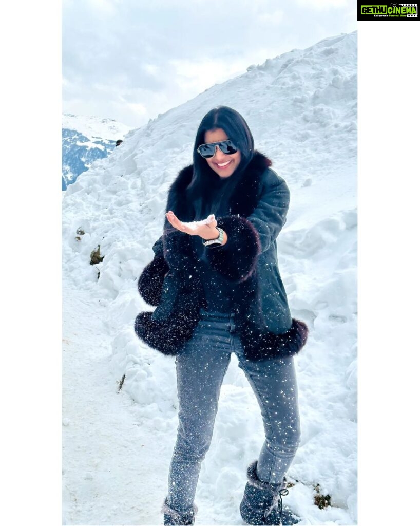 Lahari Shari Instagram - I'm up to snow good ❄️🖤 #snowallover #happymoments #lovemyself #snowlife #loveit #lifeismagical #manali Manali, Himachal Pradesh